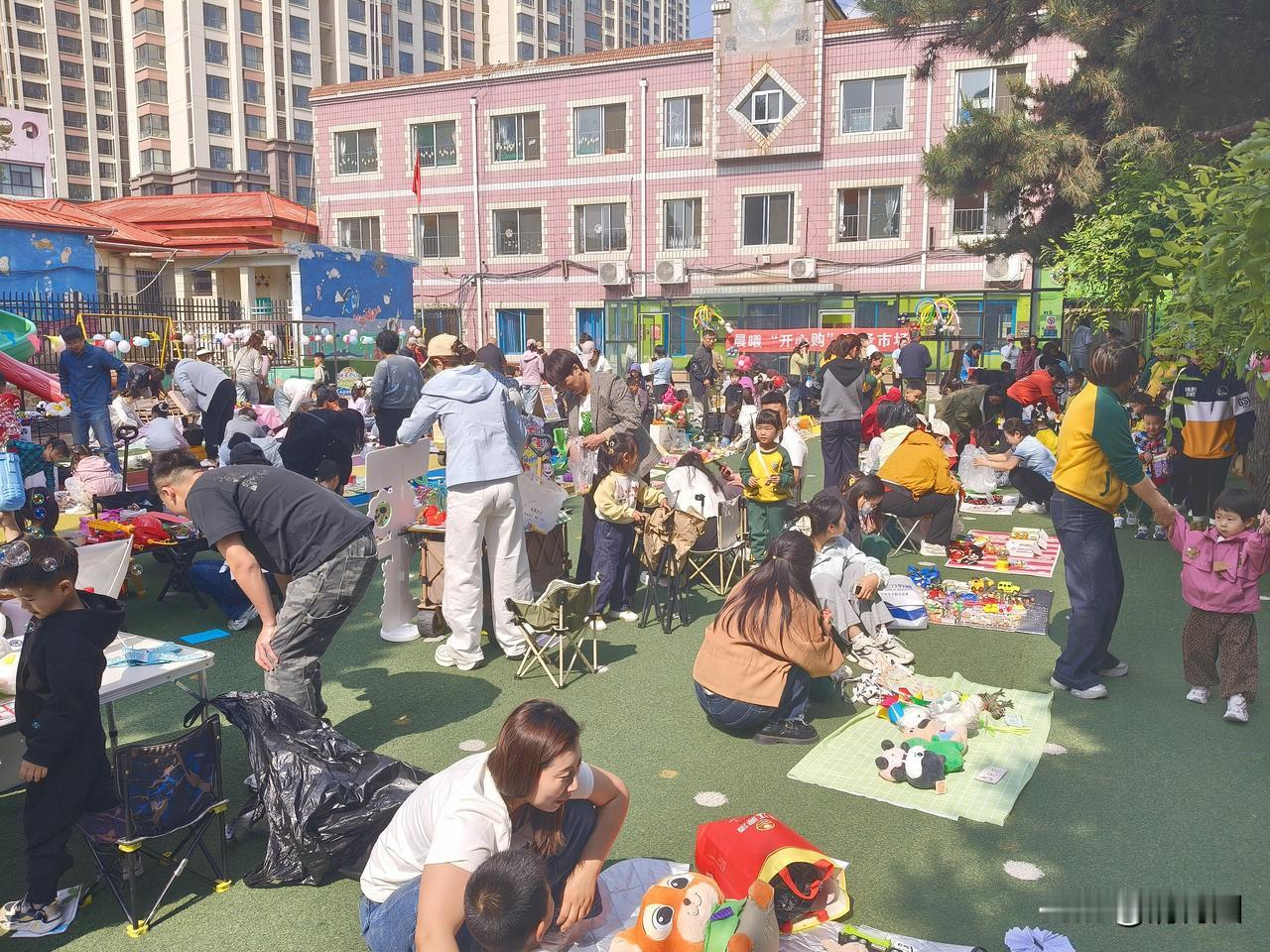 小小市场，大大课堂
今天下午放学后，孙女拉着我的手，兴冲冲地说：“爷爷，快去看我