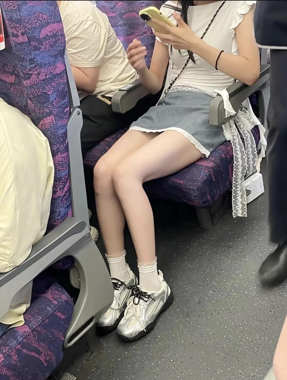 高铁上的突发的事情，真的很让感到开心，身边事件发生…高铁上惊 一幕 高铁丢物品 