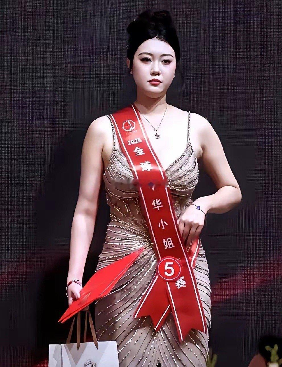 夺冠那一刻，她脸上没有笑容。这个细节，很多人都注意到了。连子欣拿到了全球中华小姐