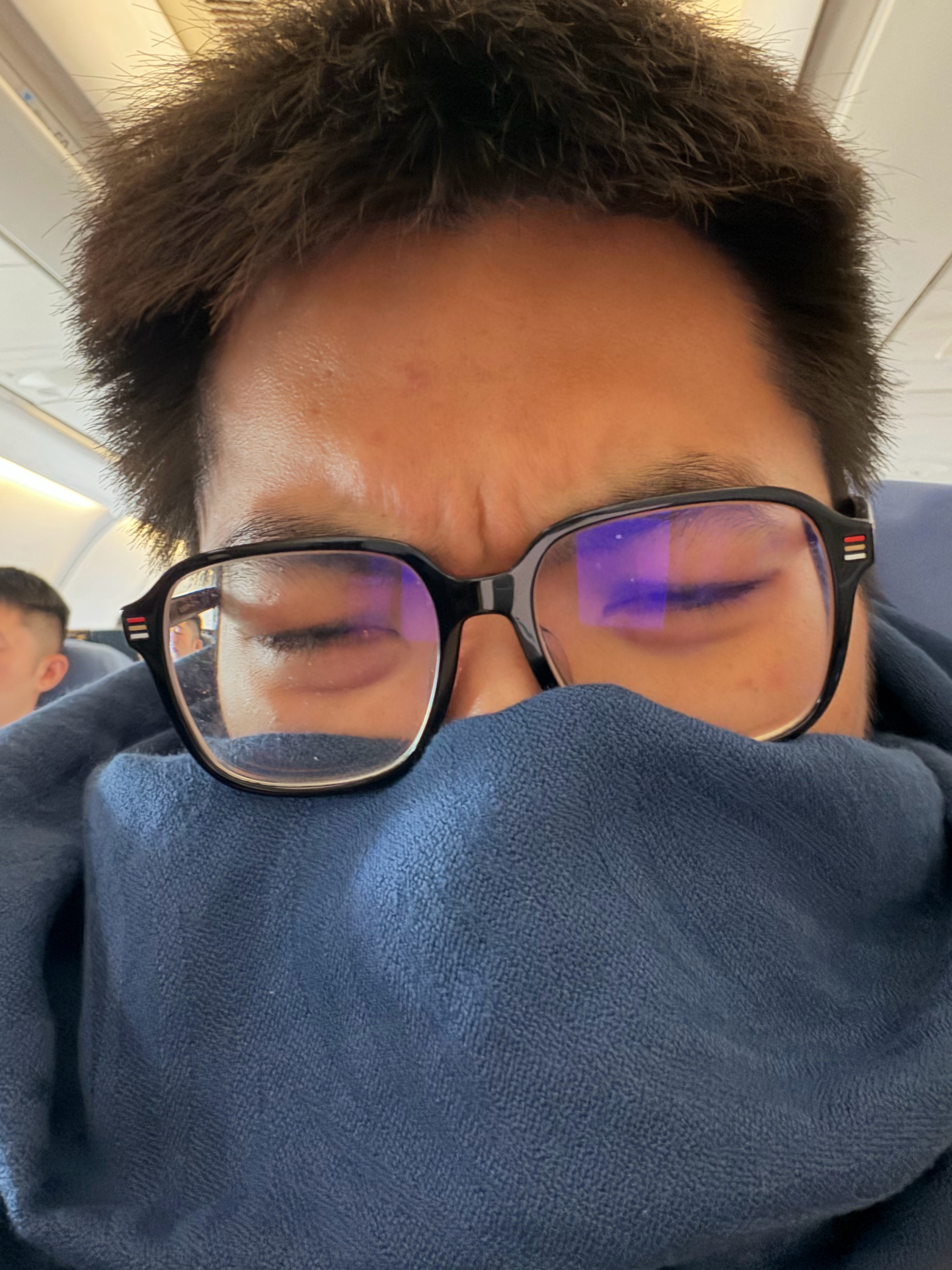 坐飞机碰见了巨臭之人，兄弟们等我酝酿大臭屁反击[泪] ​​​