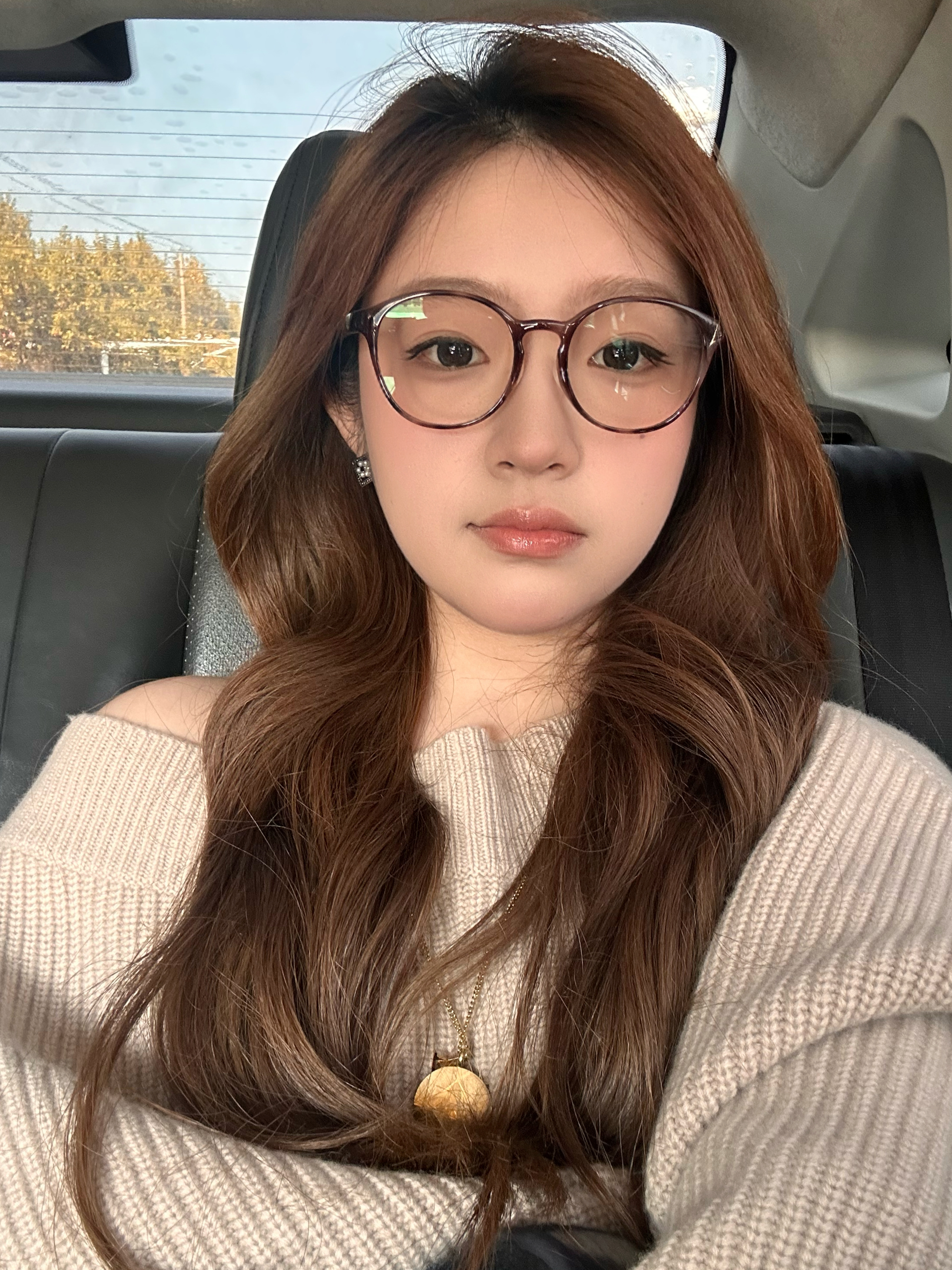 去换手机路上纠结一下pro 和pm 小拇指表示这几年压力太大舍不得我的14pm 