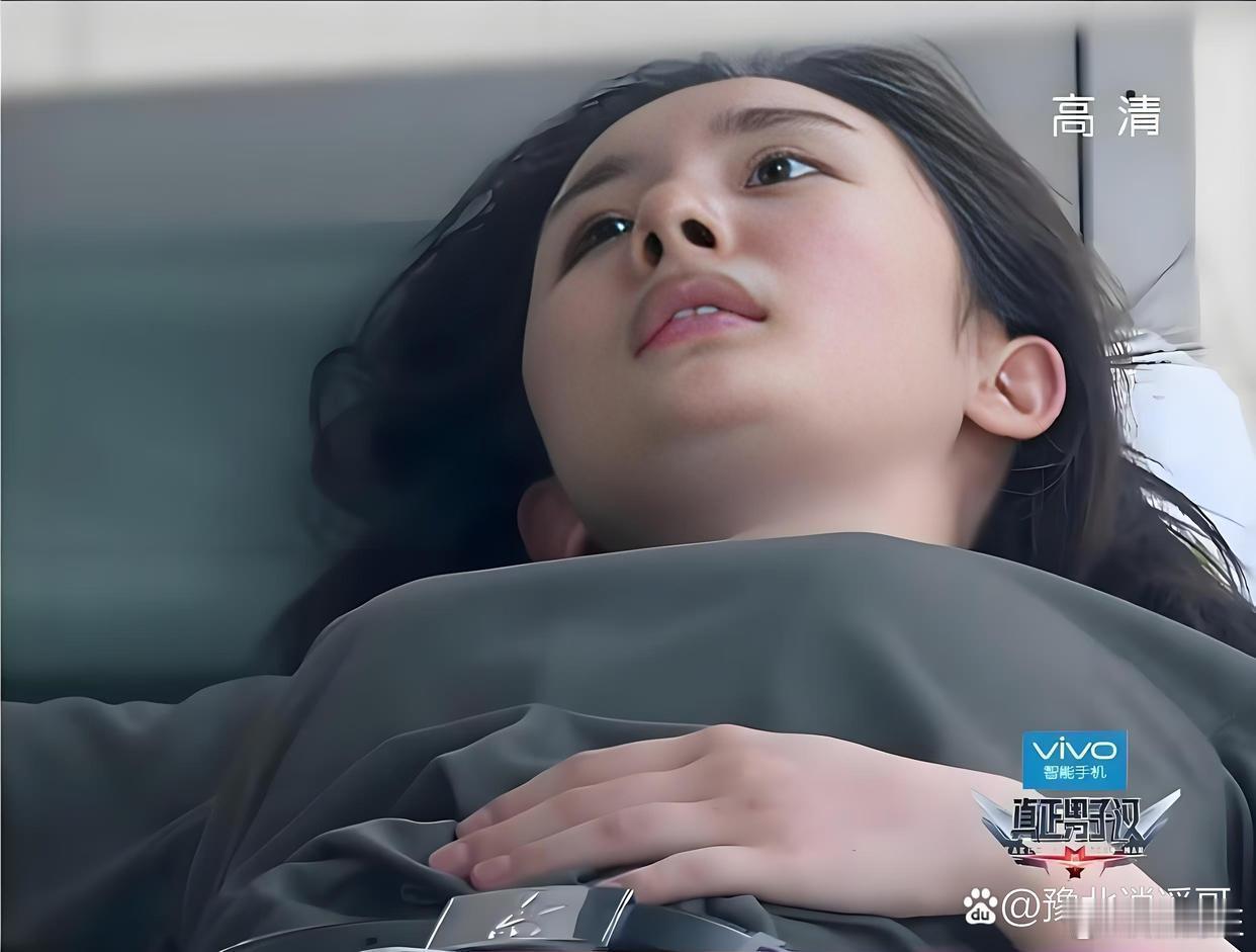 被这个视角的杨幂惊艳到了，氛围感绝了！ 