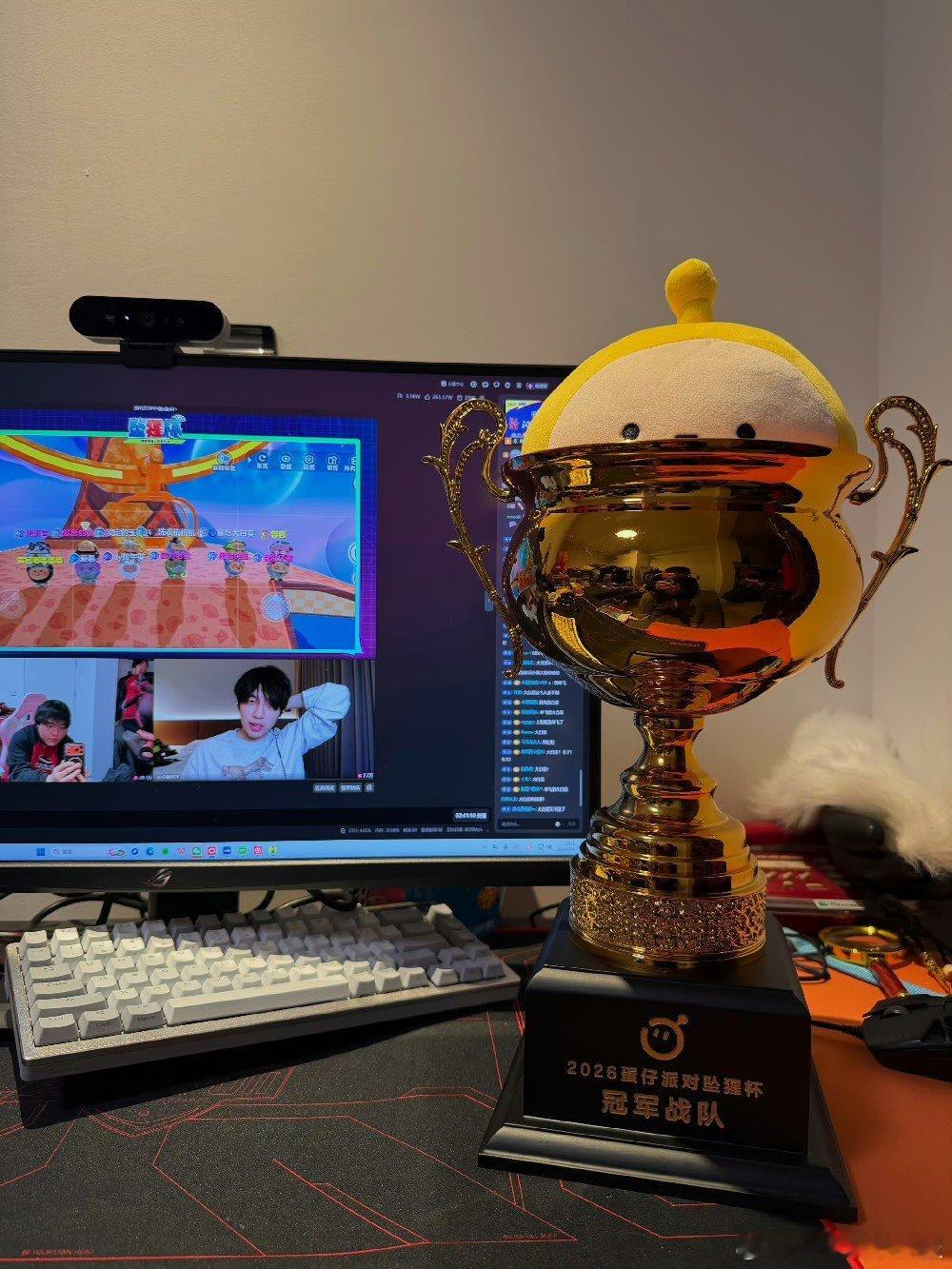 桃黑黑坠猩杯冠军桃黑黑我们是冠军 恭喜桃黑黑坠猩杯冠军！桃黑黑也是冠军战队了！ 