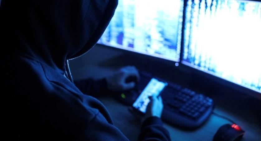 香港警方4月16日接获一名女子报案，指早前从一网上投资平台认识一名自称投资专家的