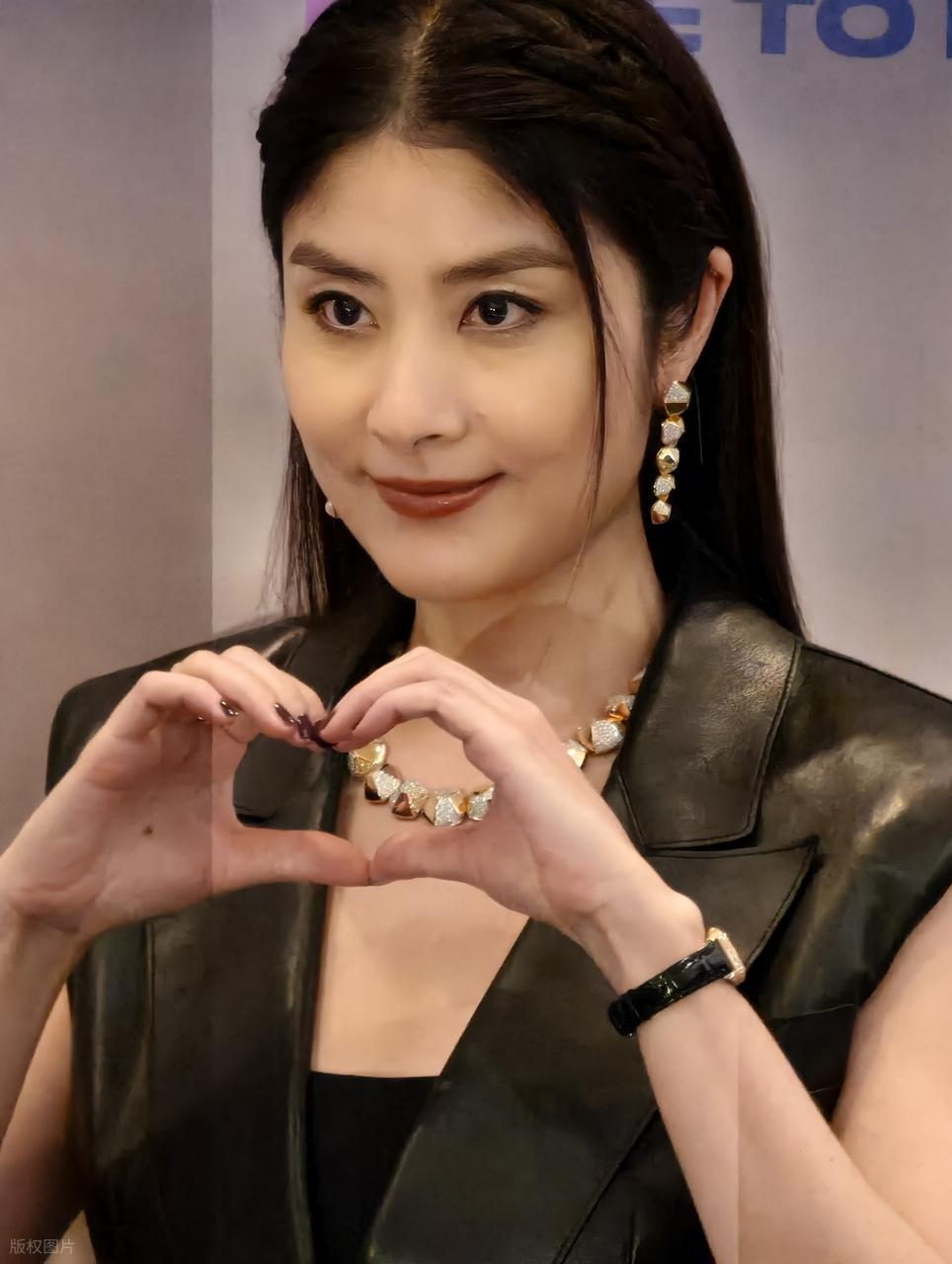 最近陈慧琳亮相上海，她这回搭配了一身黑色的皮衣，看上去真的是太酷了。

陈慧琳的