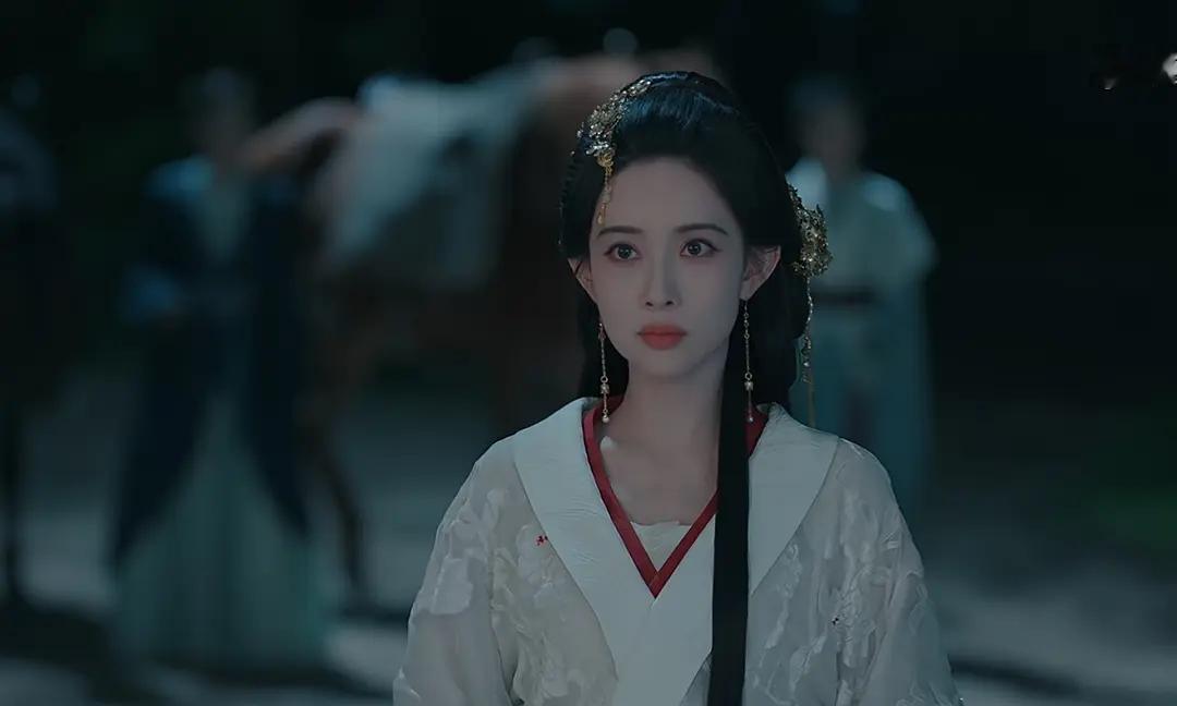 孟子义这个单边发髻的造型显得脸更长了 