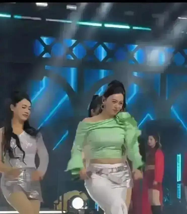 30万到8万，只差一个美颜滤镜。
唐艺关掉滤镜的那一刻，弹幕死寂了3秒。
毛孔和