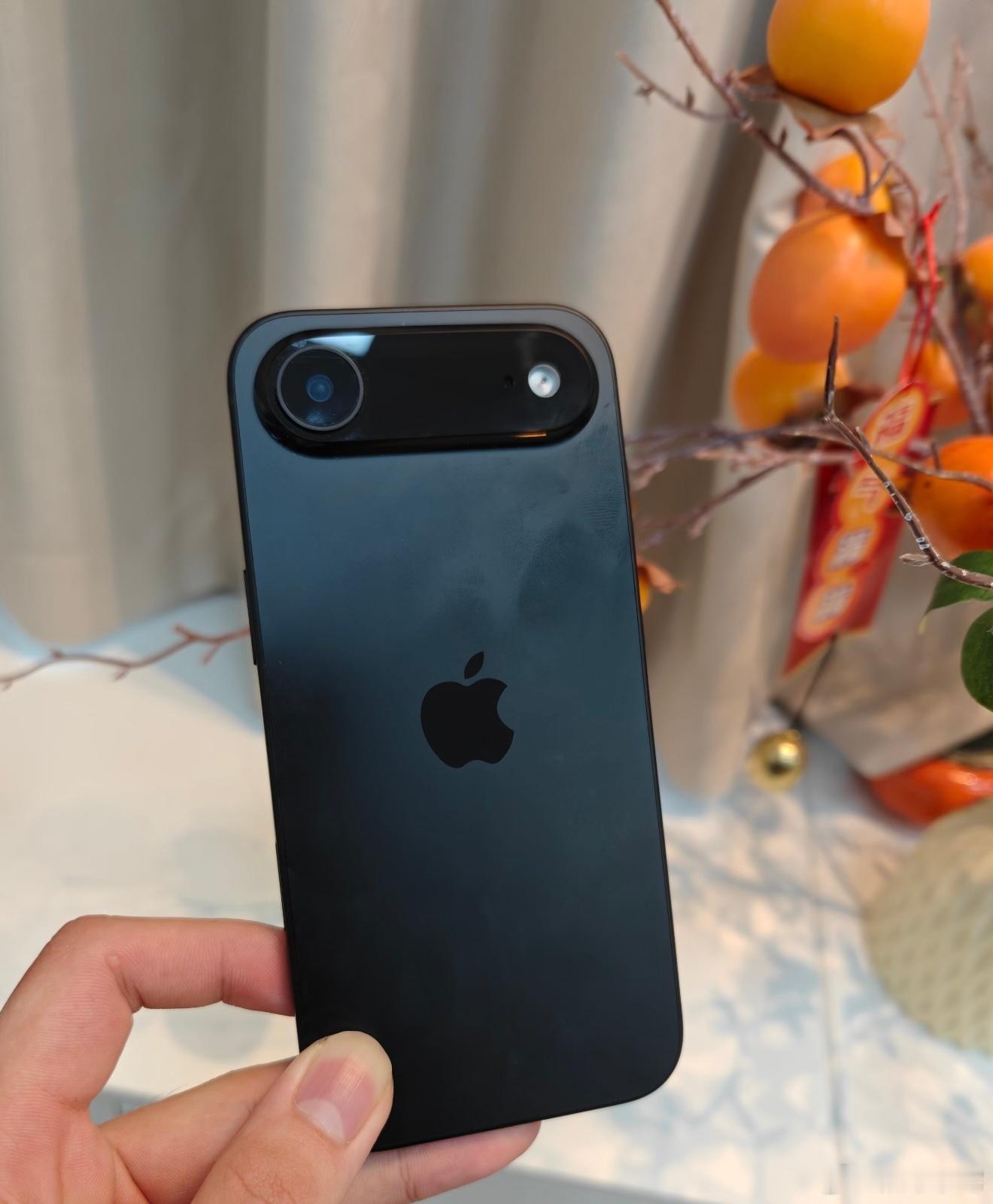 每次看iPhone 17 Air摄像头都想滑一下，和关机键简直一模一样。另外，这