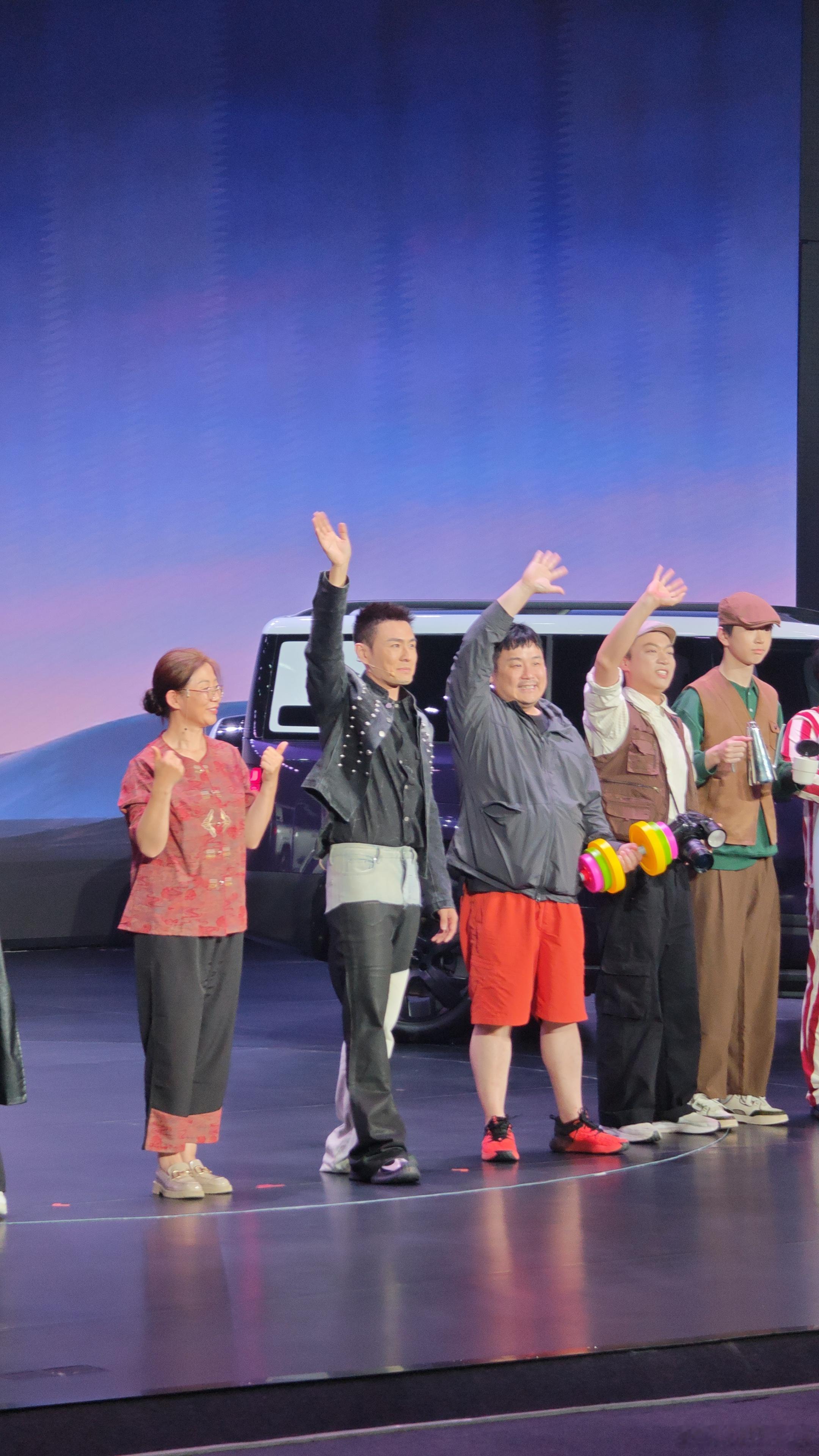 可以可以，邓男子拿钛7变魔术给我们看～ 