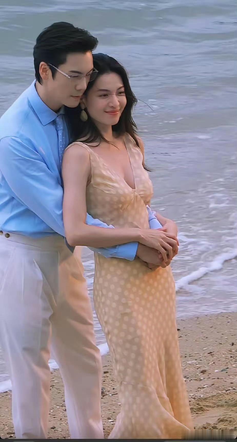 演员就是个高危职业呀！哪个男的经得起这样的诱惑！时间久了真怕擦出爱的小火花来！ 