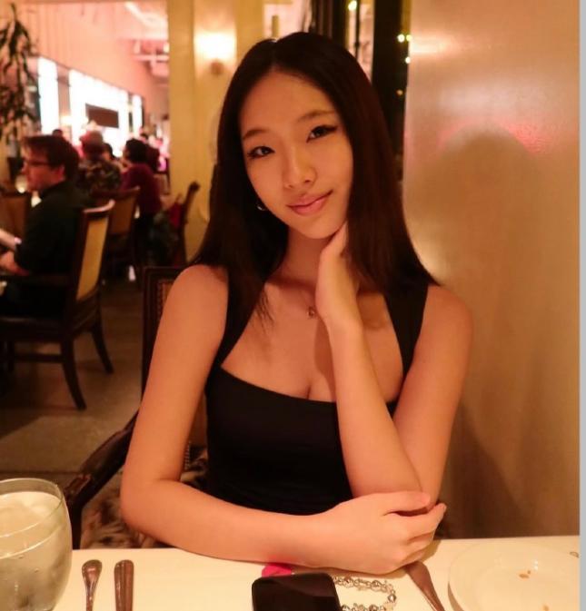 小s大女儿Elly已经20岁了，她的风格真的跟妹妹Lily完全不一样

Elly