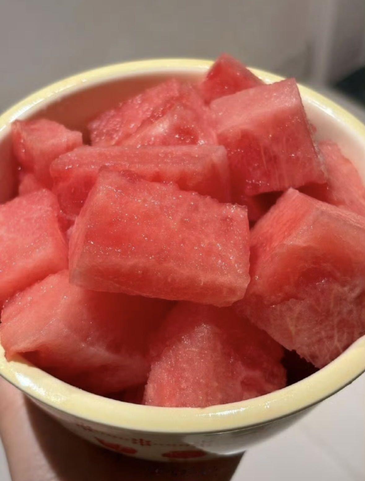 杀个西瓜吃欧洲西瓜太硬了看外国网友拿锤子砸西瓜，我赶紧挖一大勺冰西瓜压压惊！清甜