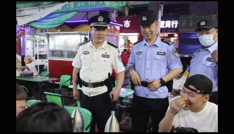 一个是二级警监，一个是一级警督！

一个警号是200001，一个警号是21000