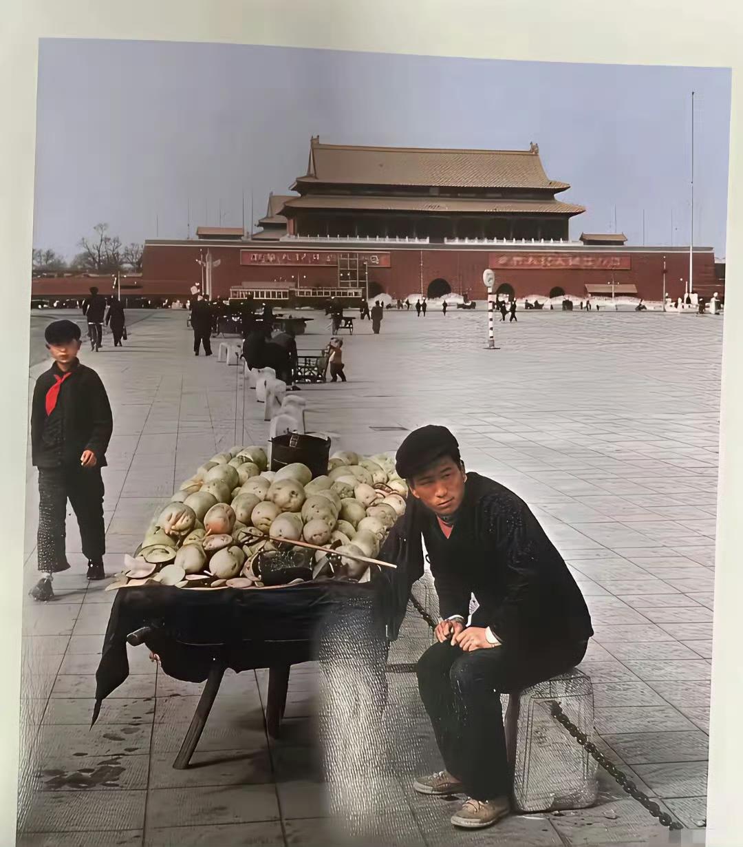 老照片的故事！
有没有知道他当年卖的是什么？
水果，还是蔬菜，还是小吃？
老照片