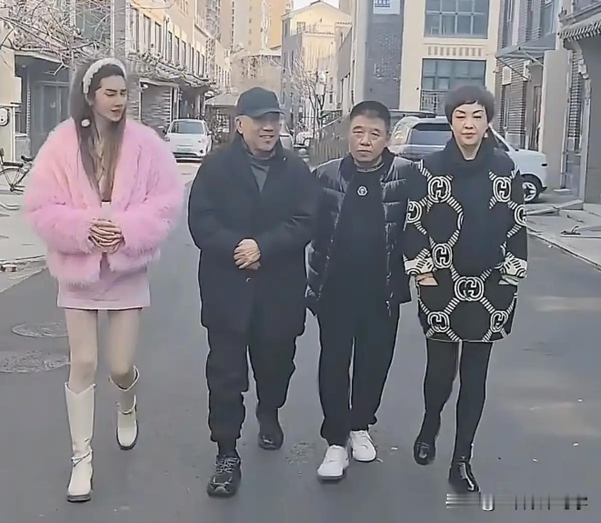 杨老五收徒弟，蛇精脸，大长腿，摸头，贴手，不亦乐乎；
老郭捧新人，边玉瑶，盲人姑