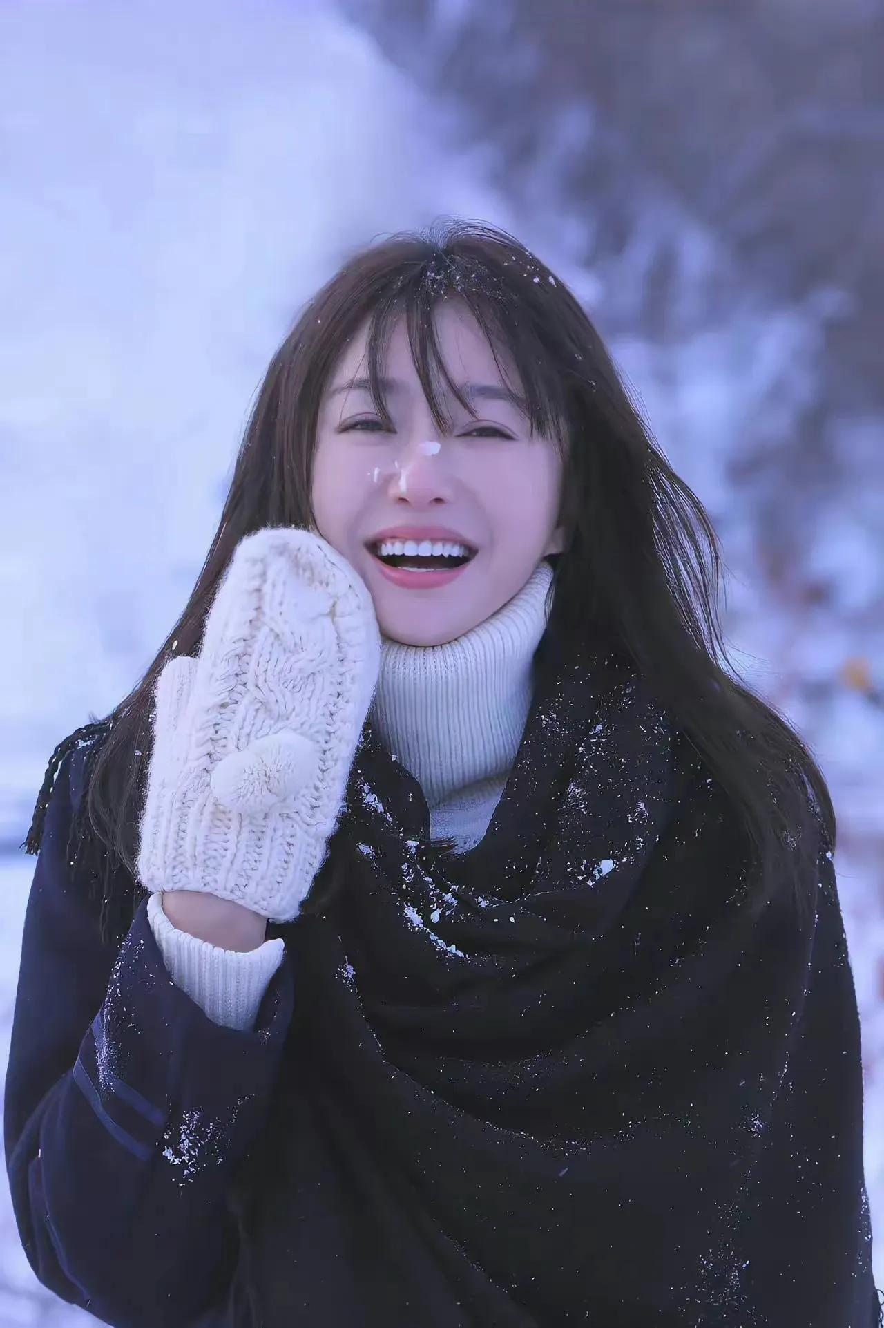40岁秦岚北海道拍写真，黑衣白雪唇红齿白像极了少女模样，说她20岁都嫌多！
秦岚