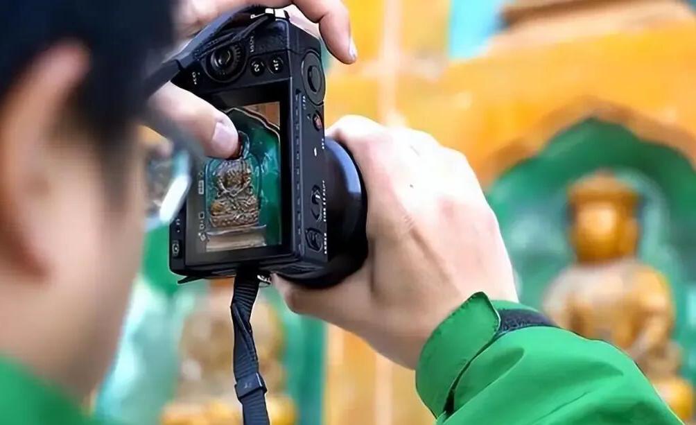 这娘俩真是一丁点敬畏之心都没有，在庙堂之上尽然大声喧哗，并在禁止摄影的地方公然的