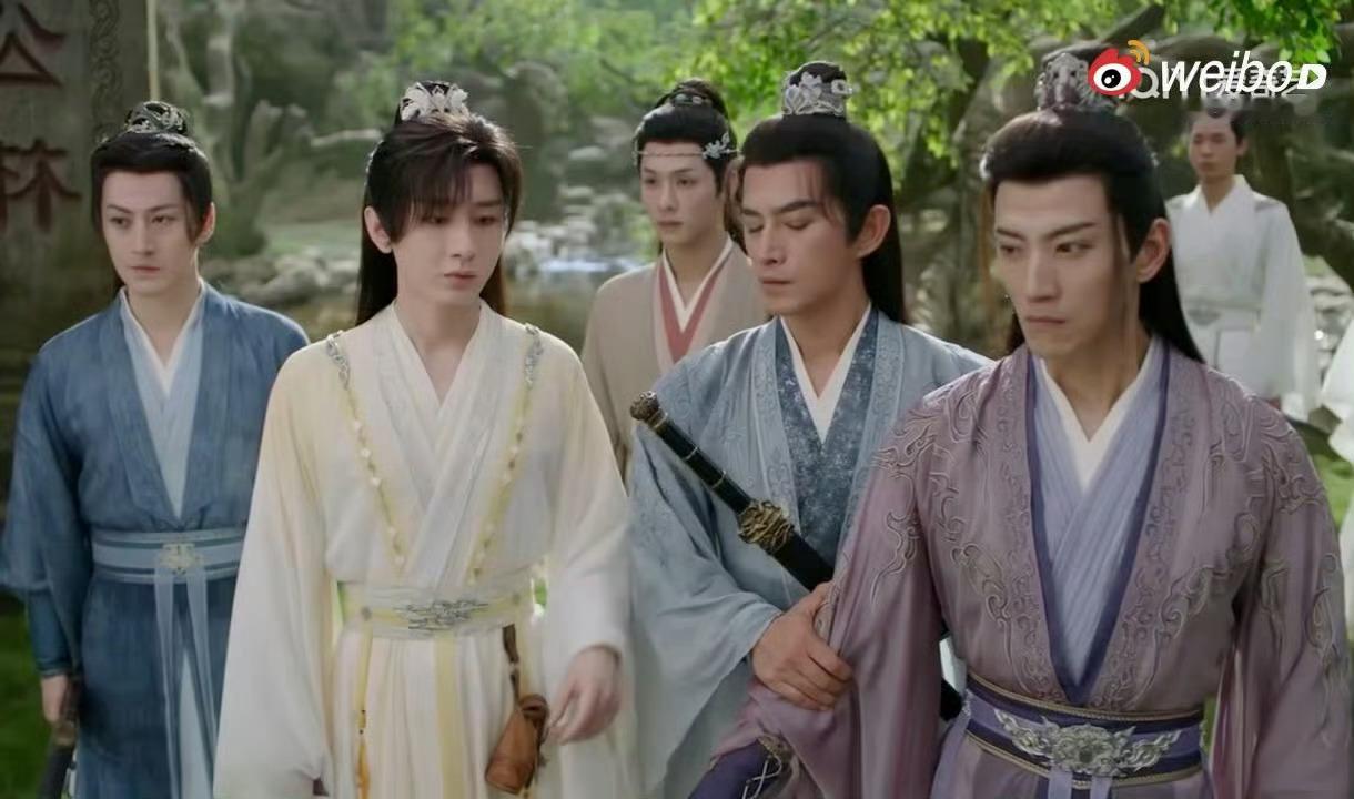 手上拿着台词本穿帮也就算了演员怎么也吊儿郎当的 ​​​
