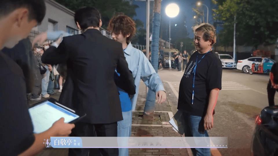 在绝对的力量面前暮成云像被扛沙包一样扛走 