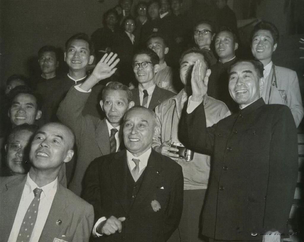 1956年10月8日，周恩来总理在日方负责人村田省藏、池田政之辅等陪同下，仔细参