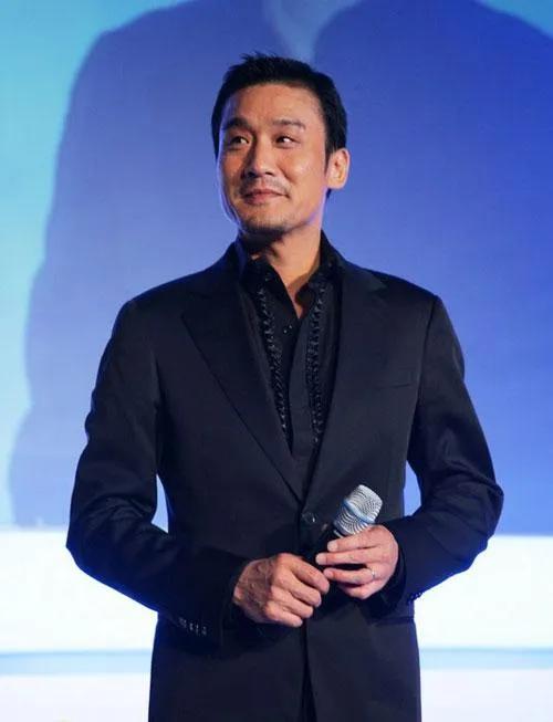 演员梁家辉曾表示，与王家卫合作拍摄电影就像是在浪费青春。在宁夏、甘肃和沙漠里度过