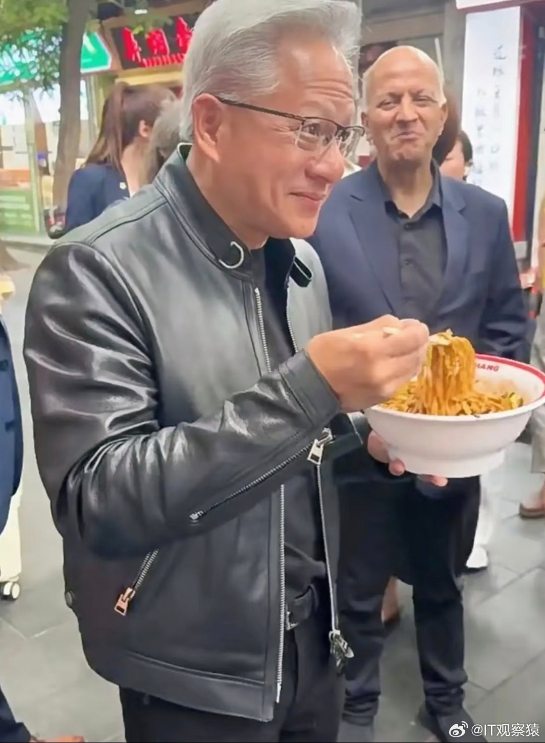 雷军过早吃热干面的姿势太地道了黄仁勋吃面接地气，雷军吃面作秀营销，有些人的膝盖就