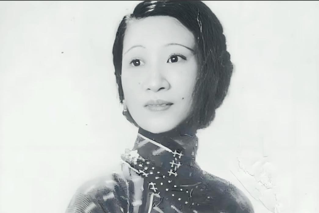 1936年，一对男女“翻云覆雨”之后，男人伸出手抚摸着女人高耸的胸脯，随后贴在耳