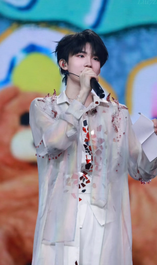 苏新皓泡脚预防感冒苏新皓在超话里唠嗑了 苏新皓你小子是把超话当朋友圈了吧！中午休