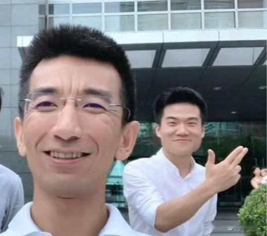 说实话，这俩人没法简单说喜欢谁！但真要选，我更偏向董宇辉！不是孙东旭不好！
 