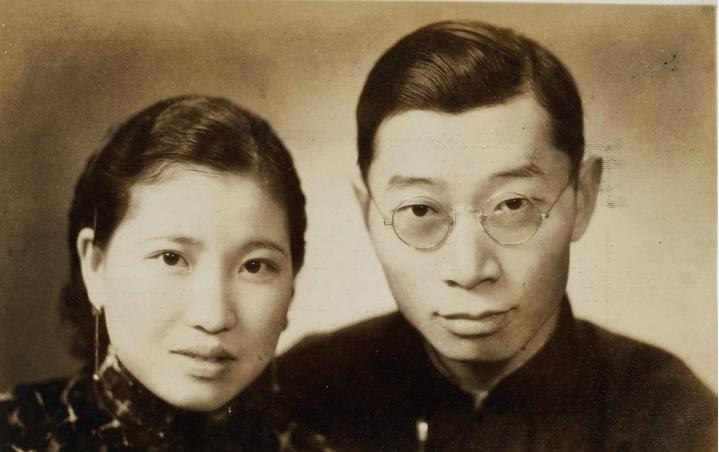 1966年，朱梅馥为傅雷准备好温水，等他服下剧毒药物后，她又帮傅雷摆正仪容，然后