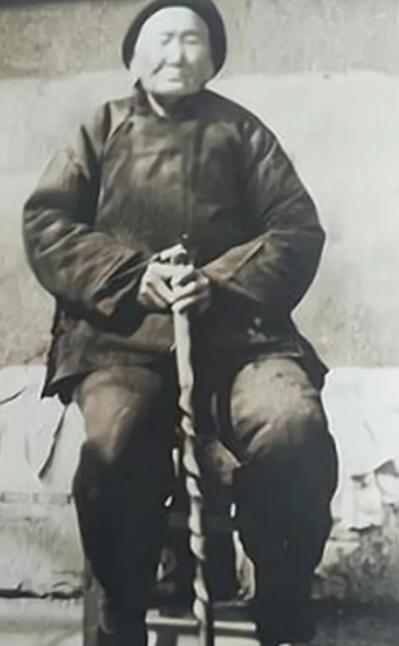 1941年，一位老妇人请“汉奸”侄子吃饭，突然压低声音道“孩子，给我弄300发子