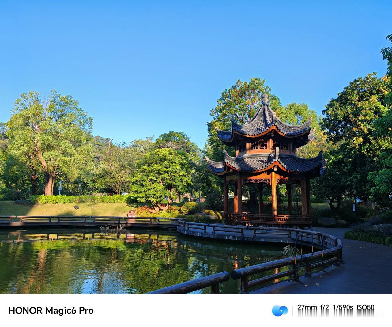 蓝天白云画中飘

蓝天如洗展辽阔，
白云悠悠画中飘。
轻盈似梦随风舞，
曼妙如纱