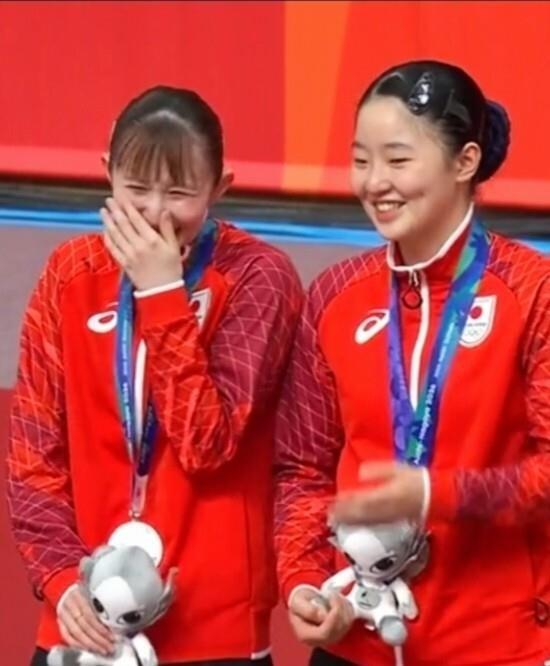 早田希娜颁奖礼上捂嘴笑，张本美和边站边聊，王曼昱蒯曼举着金牌反倒一脸平静，这画面