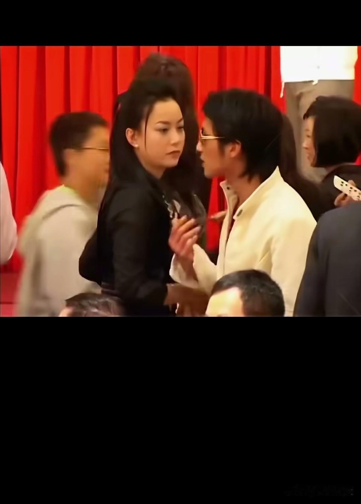 当年霍汶希和谢霆锋挺挺登对的，
郎才女貌，
两个人也情投意合，
想不通怎么就跟王