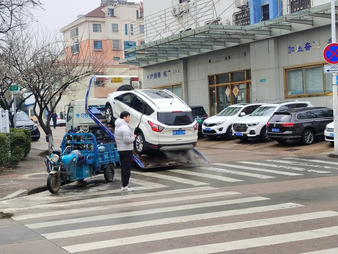 按喇叭也许是正常的提醒举动，但泼咖啡就太过分了。
前几天晚上八点多，我在路上遇到