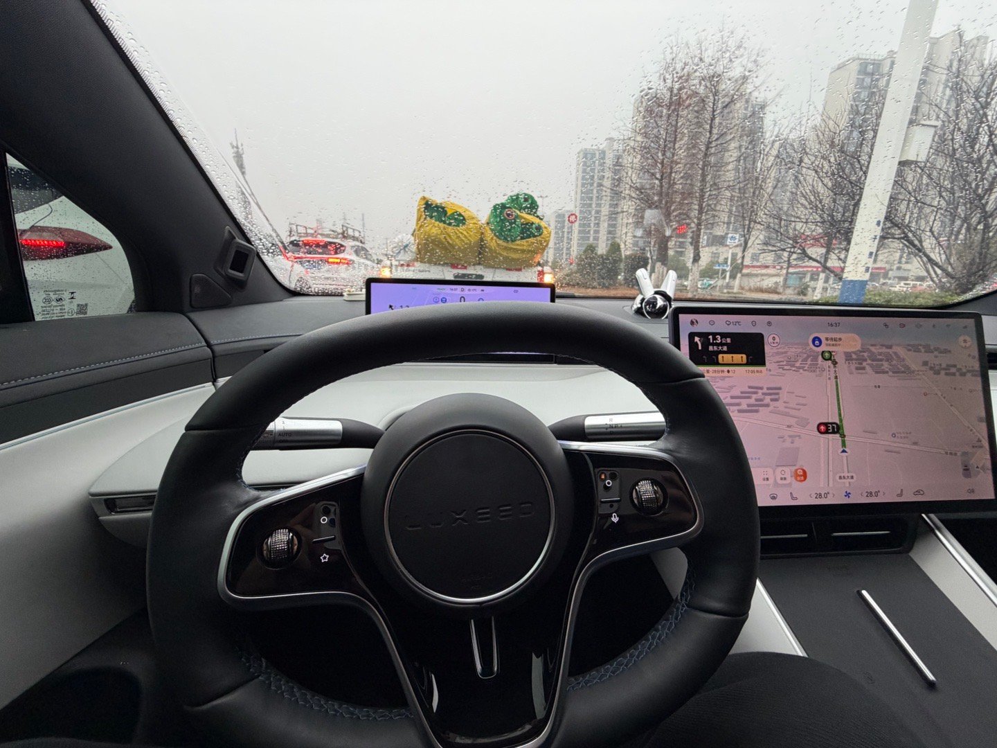 智驾返乡排面拉满智驾返乡真的不累，智能辅助驾驶打开后，就扶着方向盘真的轻松！ 