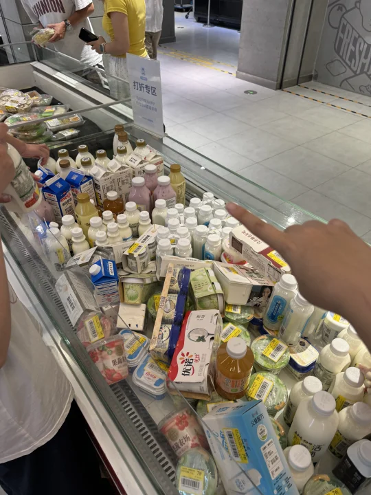 晚上八点后的盒马盛况。。。。。。