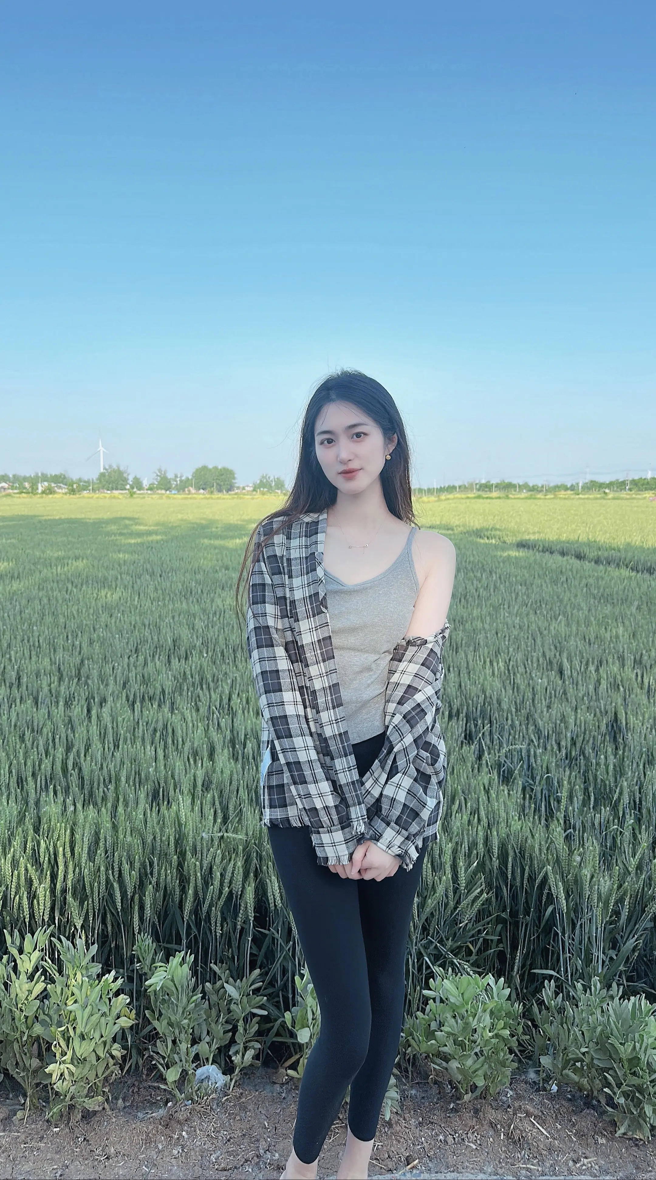 人要靠近能托举和滋养你的人 计较里生不出来慈悲  争吵里养不出优雅 内...