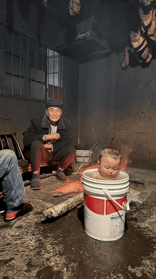 湖南，只因太爷爷一句想重孙子了，孩子父母就特意开车跨越300公里带孩子回老家，到