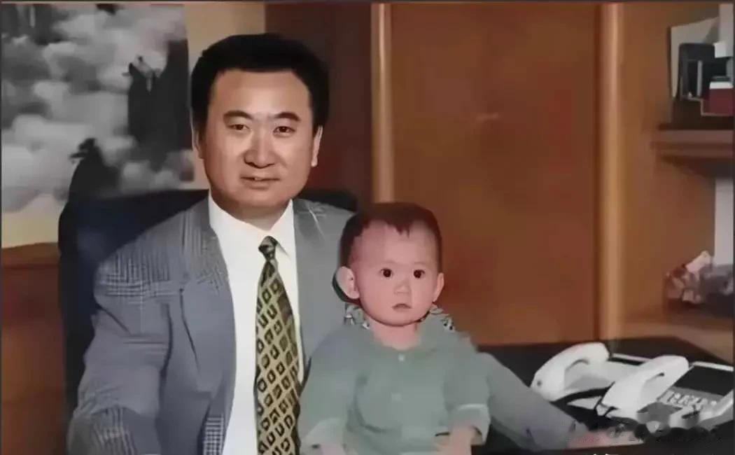 1989年，老王在办公室抱着小王拍的照片，幸福温馨。镜头下的王健林穿着笔挺的西装