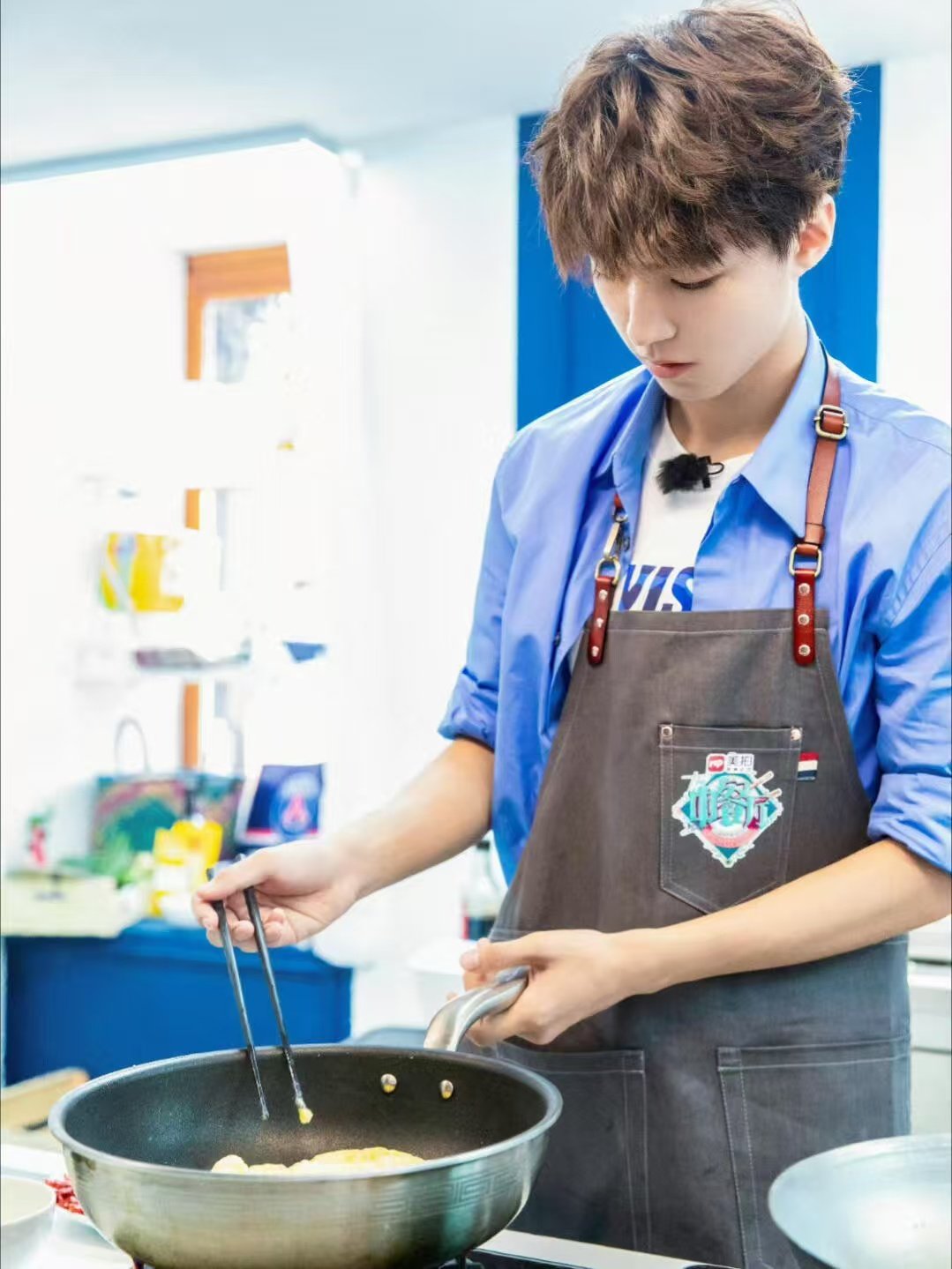 王俊凯单手颠锅这波颠锅操作直接被王俊凯圈粉！单手就能把锅颠得这么稳，果然认真做饭