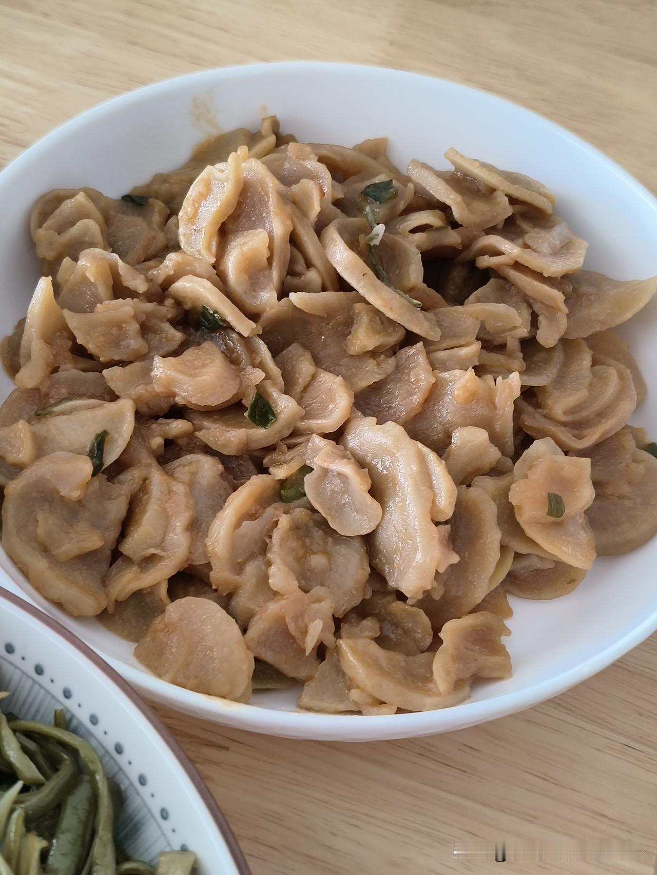 很多人看我，就是在家带娃，不用上班，很舒服。

只有我自己知道，我每一天都在咬牙