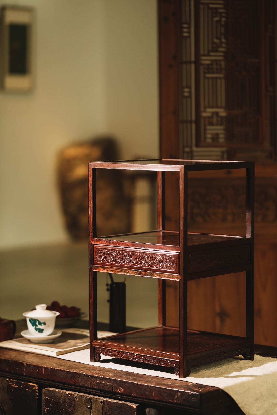 酸枝 | 西番莲纹 · 茶架形制文雅精巧，工艺讲究，抱肩榫卯镶接严丝合缝，中设抽