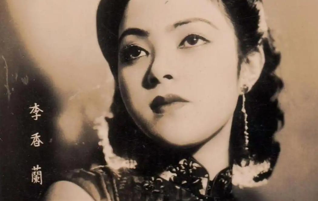 1945年，漂亮汉奸李香兰即将被执行枪决，可她却突然解开胸前的衣扣，拿出一张纸条
