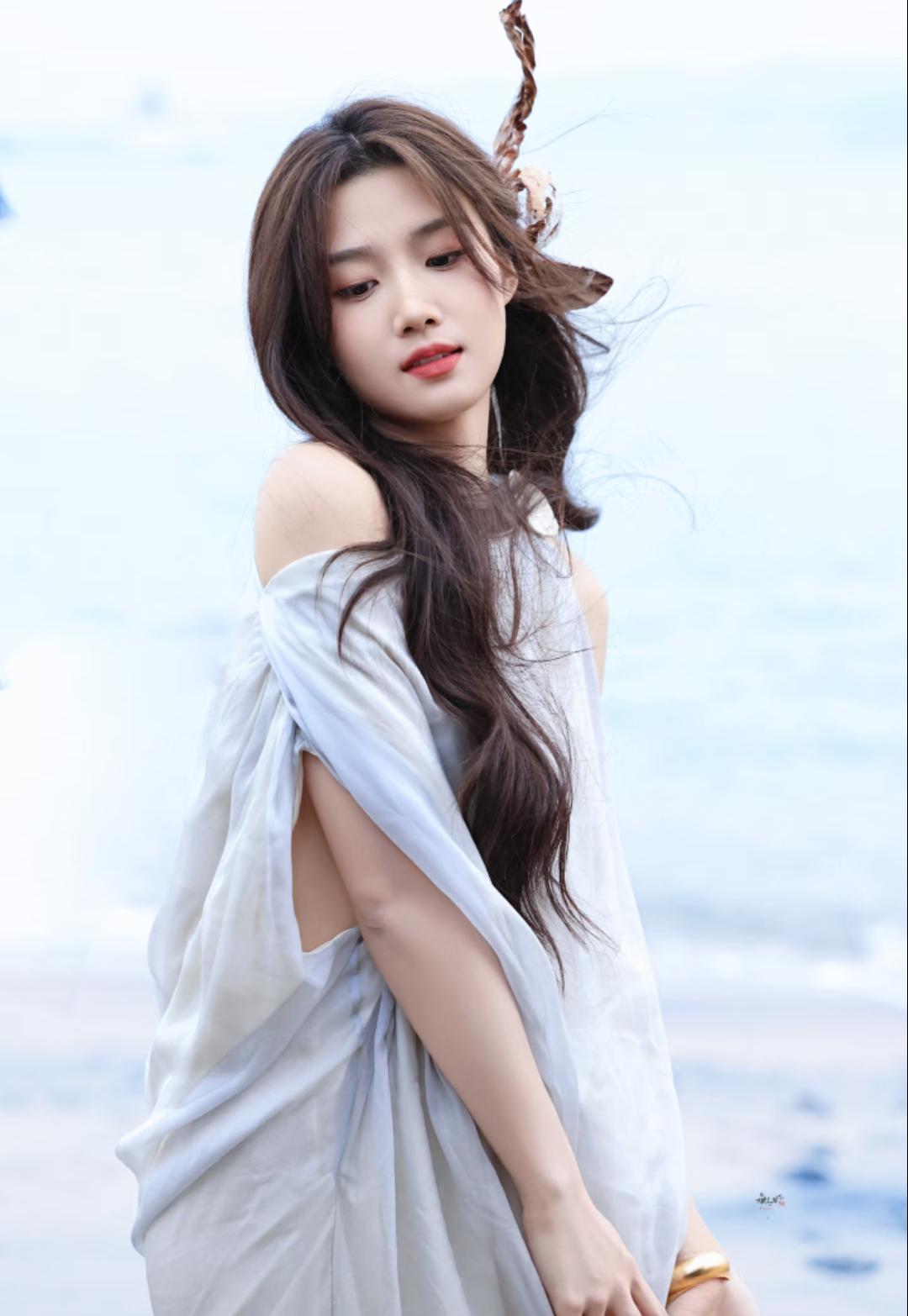 卢昱晓，纯欲甜妹