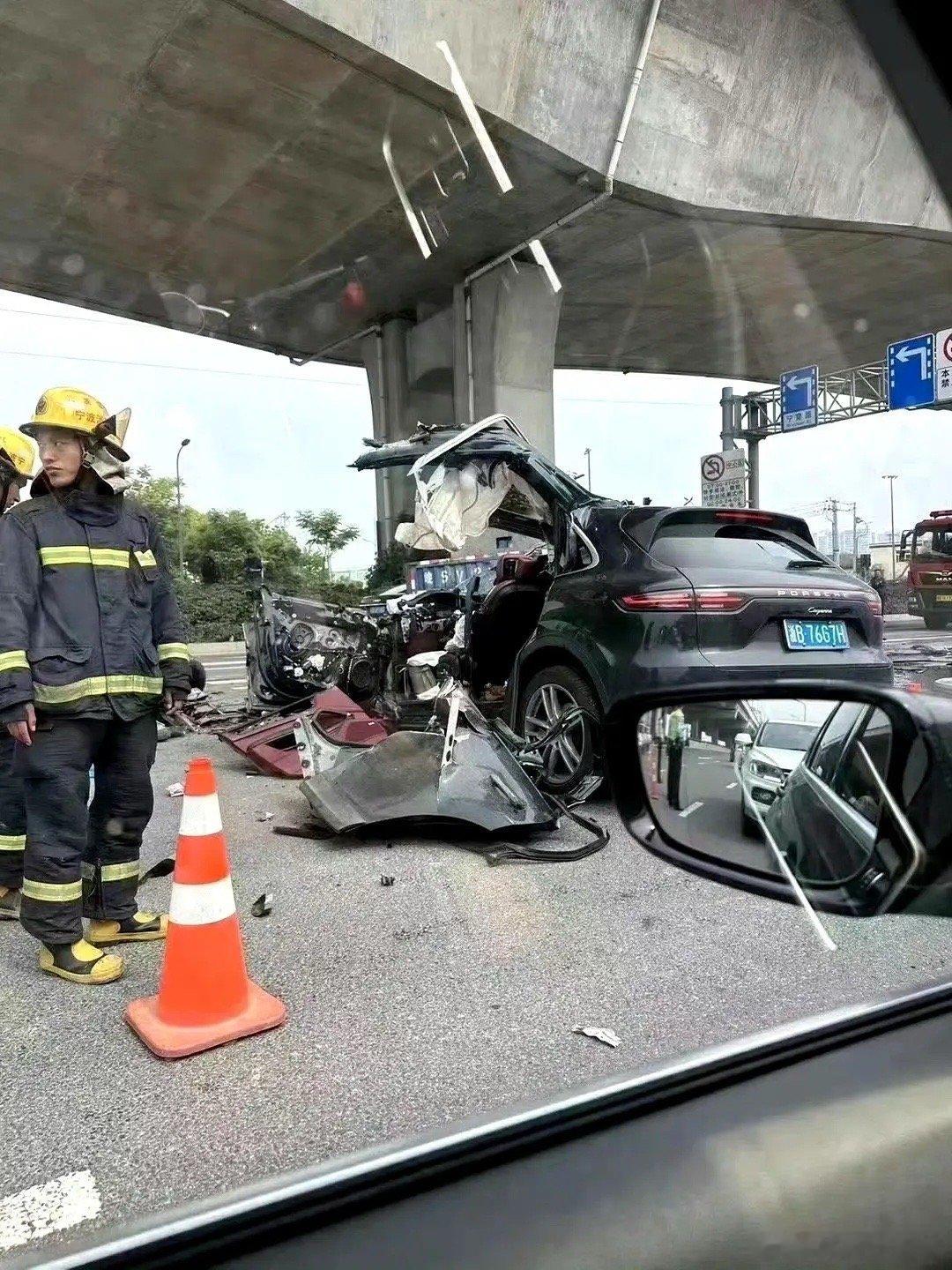#宁波保时捷惨烈车祸#泪水满面的女子，背着爱马仕，驾驶着卡宴，似乎拥有一切，却没
