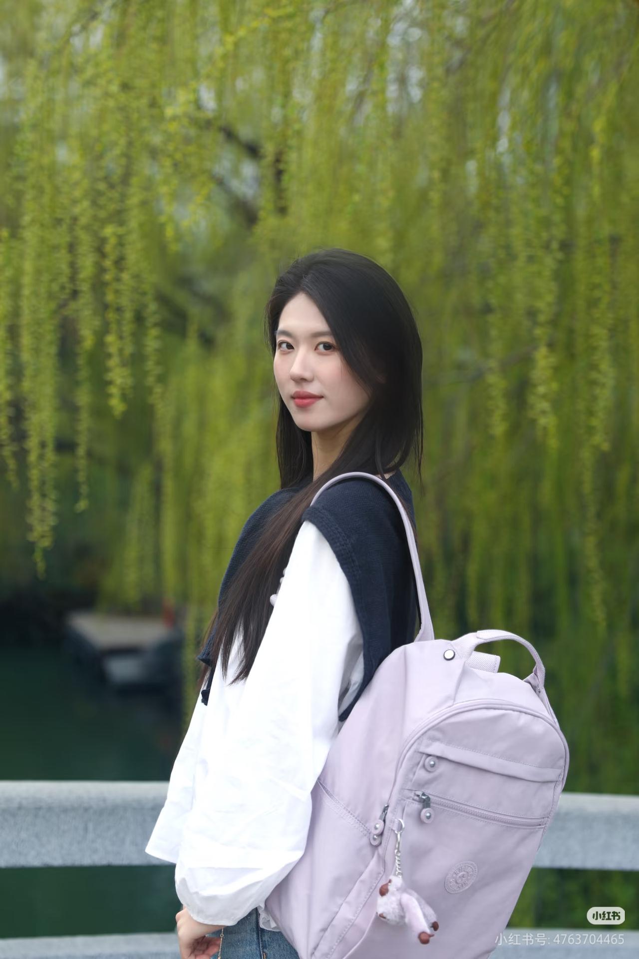 竹影摇曳间，佳人倚栏立。