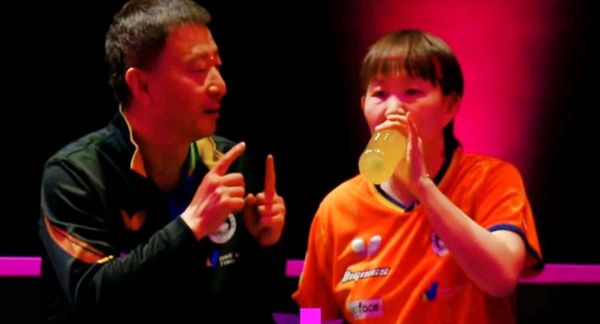 10比8，领先，手握局点，你教练会干嘛？拍拍手，说稳住就行，朱雨玲的教练呢？直接