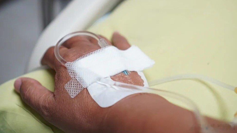 凤凰新闻【40万一针，真能“续命”？】如今，干细胞输注，俨然成了一种隐秘的新“潮