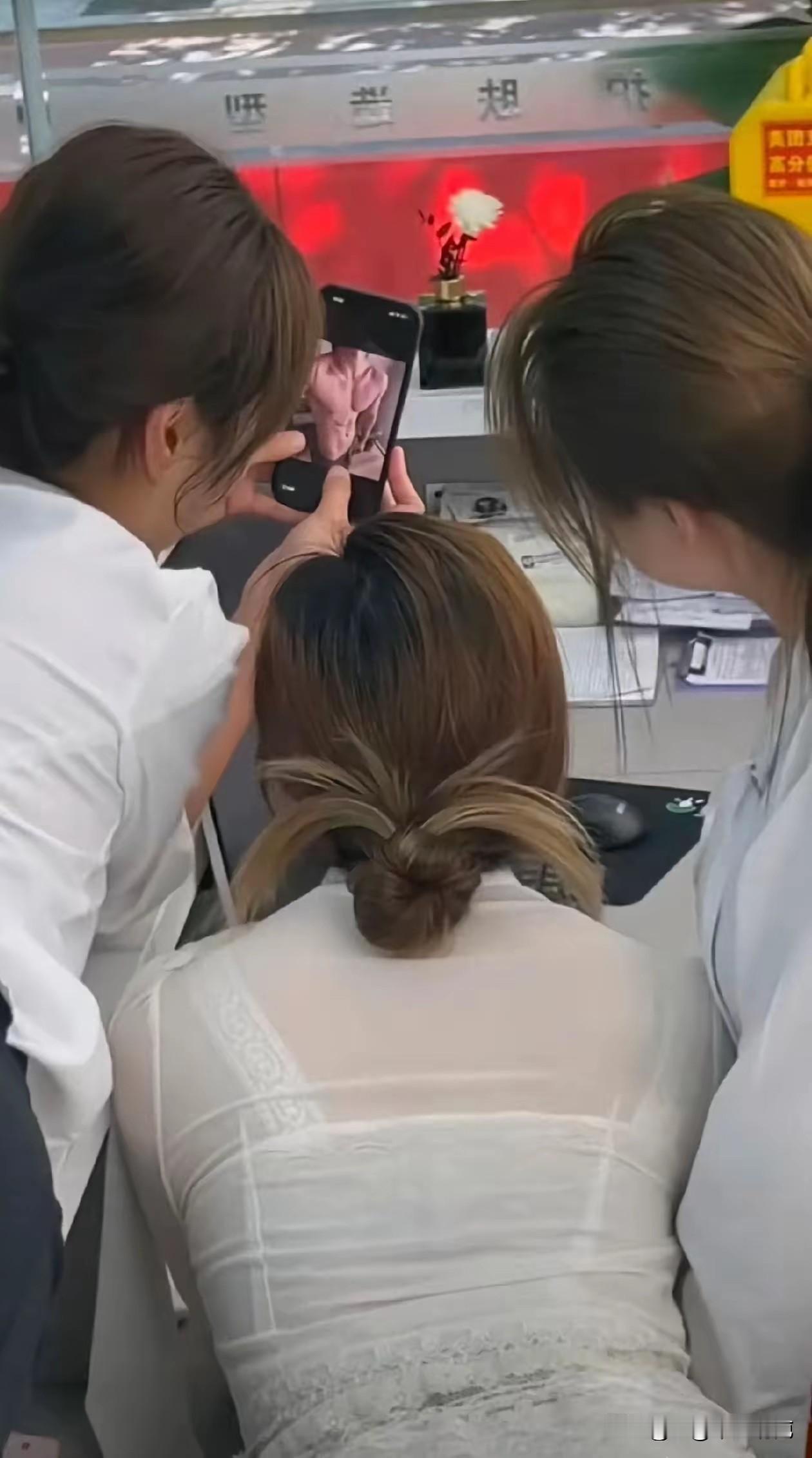 别总说男人爱看美女。
 
女人凑一堆，看起帅哥来，也是一模一样😂
 
爱美不分